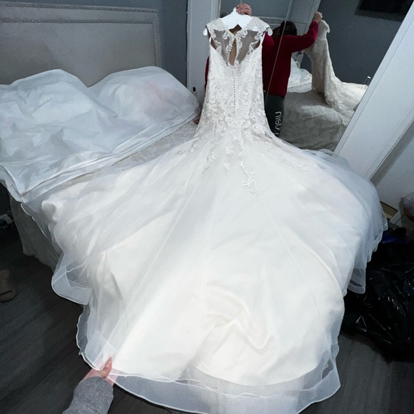 David’s bridal Wedding Dress creme lace 100% flawless since it was never used. - Picture 5 of 11